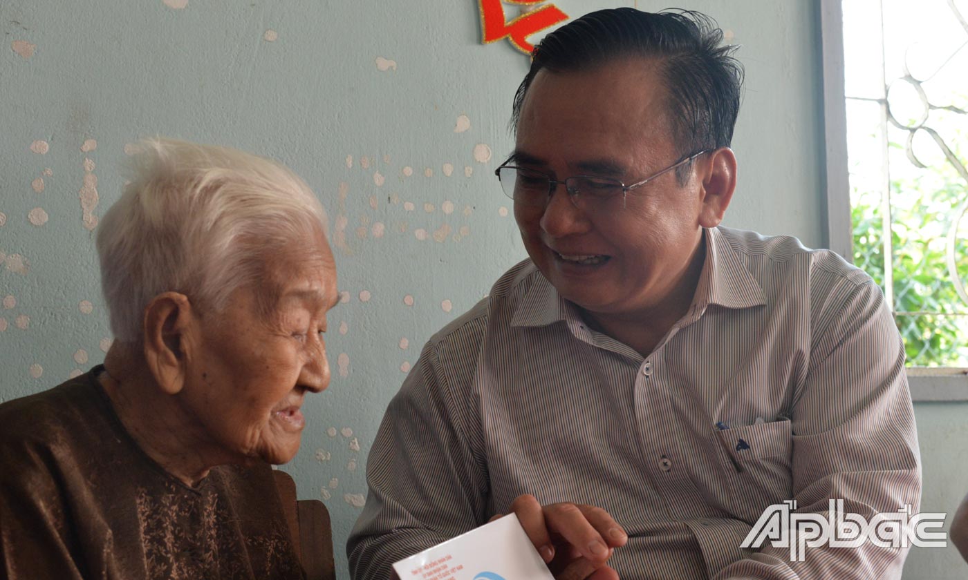 Đồng chí Võ Văn Bình thăm, tặng quà tết cho bà Nguyễn Thị Chính là mẹ liệt sĩ, xã Đạo Thạnh.