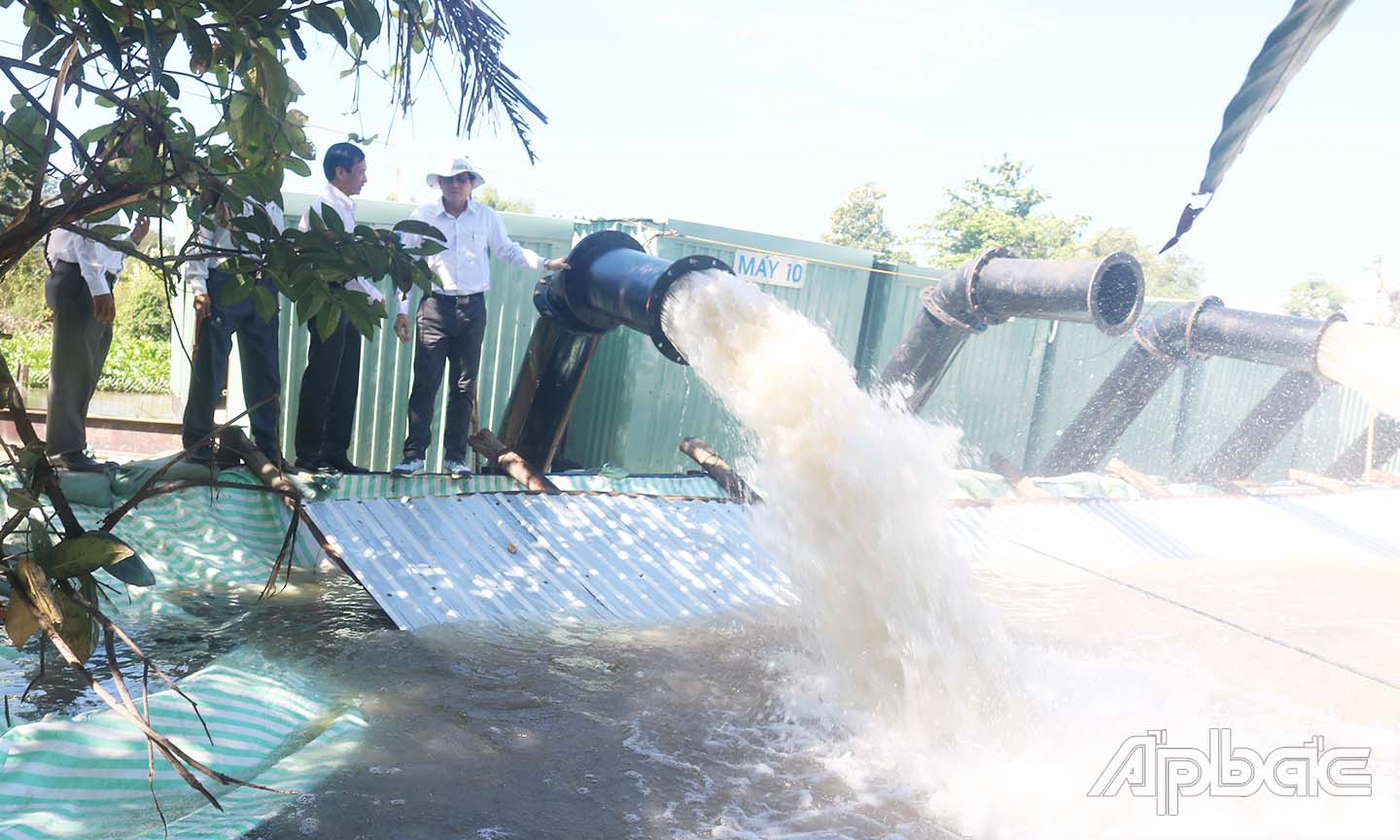Đồng chí Lê Văn Hưởng kiểm tra hệ thống điều khiển và trạm bơm trên kênh Trần Văn Dõng (huyện Gò Công Đông).