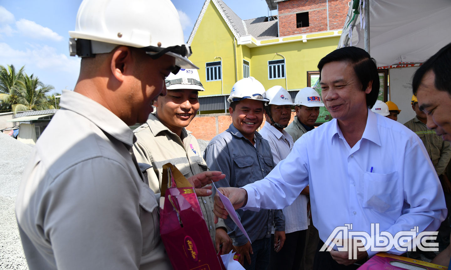 Đồng chí Nguyễn Văn Danh tặng quà công nhân tại nút giao An Thái Trung.