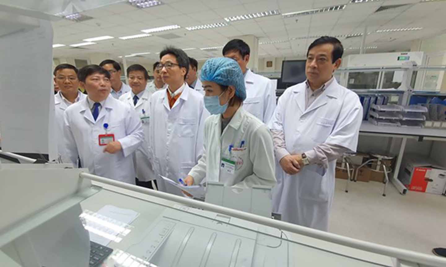 Phó Thủ tướng Vũ Đức Đam kiểm tra công tác phòng chống dịch tại Bệnh viện Bệnh Nhiệt đới Trung ương. (Ảnh: PV/Vietnam+)