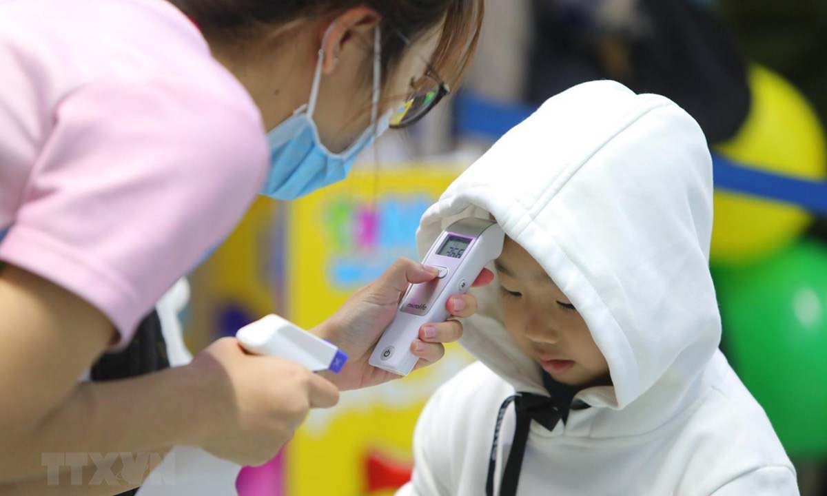 Trước tình hình dịch virus corona xuất hiện các em nhỏ nếu sốt trên 41 độ sẽ không được tham gia tại nơi tụ tập đông người. (Ảnh: Thành Đạt/TTXVN)