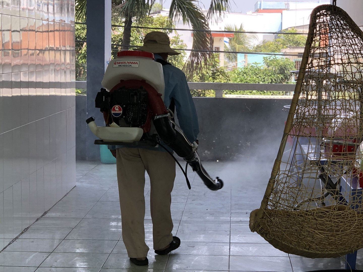Phun hóa chất khử trùng tại Trường Tiểu học Lê Quý Đôn, TP. Mỹ Tho