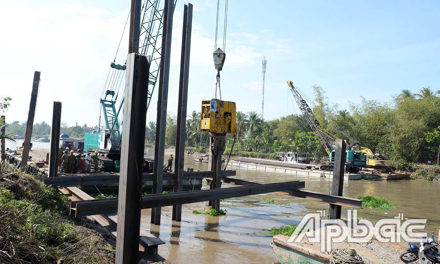 Cột thép đầu tiên được đóng xuống kênh Nguyễn Tấn Thành.