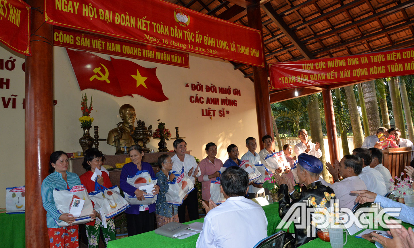 Chi bộ ấp phối hợp vận động trao quà cho người dân trong Ngày hội Đại đoàn kết toàn dân tộc năm 2019.