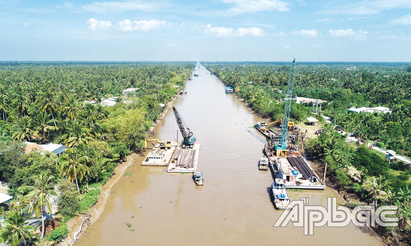 Ngày 8-2, UBND tỉnh tổ chức đóng đập thép trên kinh Nguyễn Tấn Thành nhằm ngăn mặn, trữ ngọt phục vụ 800 ngàn dân trong khu vực.