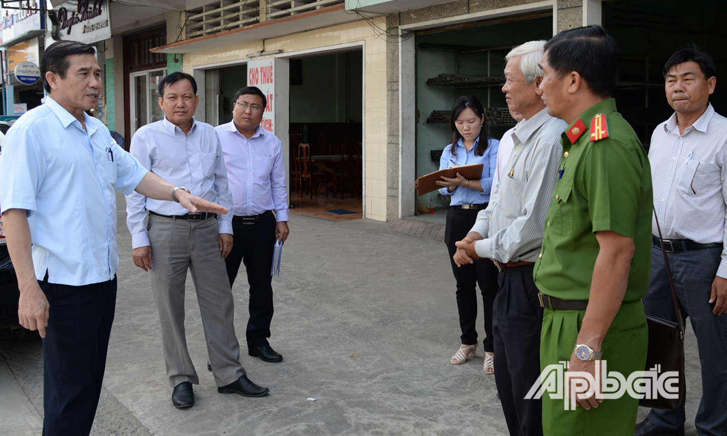 Chủ tịch UBND tỉnh Lê Văn Hưởng, Trưởng Ban ATGT tỉnh (bìa trái) chỉ đạo công tác đảm bảo trật tự ATGT trên Quốc lộ 1A. Ảnh: P.LONG