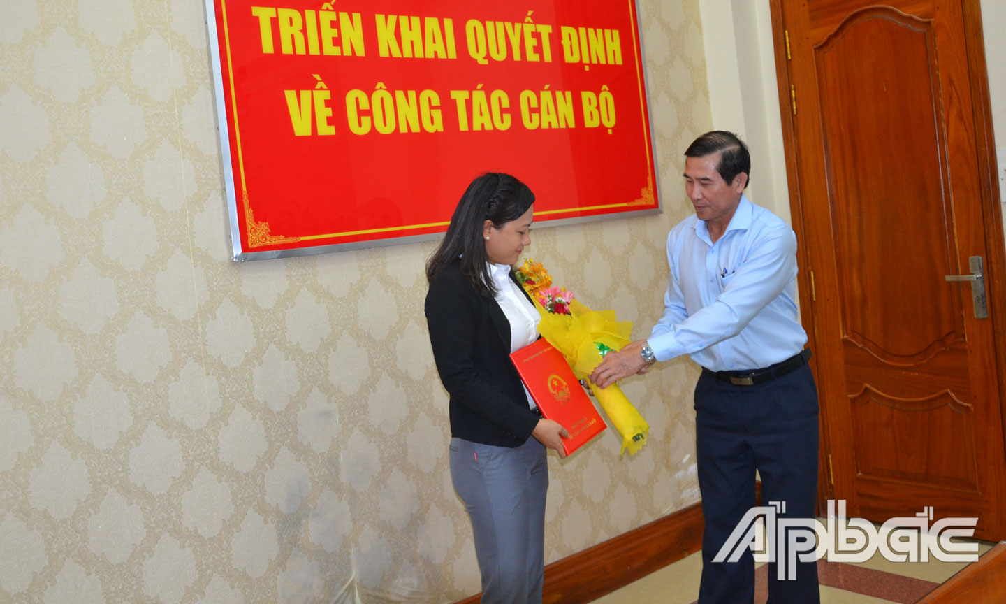 Trao quyết định điều động đồng chí Nguyễn Thị Kim Chi giữ chức Phó Giám đốc Sở VH-TT&DL.