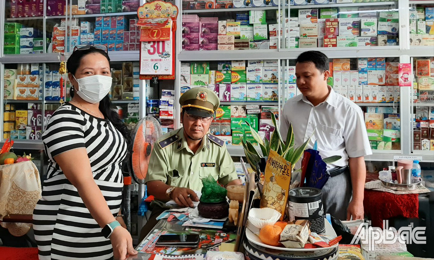 Đội QLTT số 5 (Cục QLTT) cho cơ sở kinh doanh trang thiết bị y tế ký cam kết.