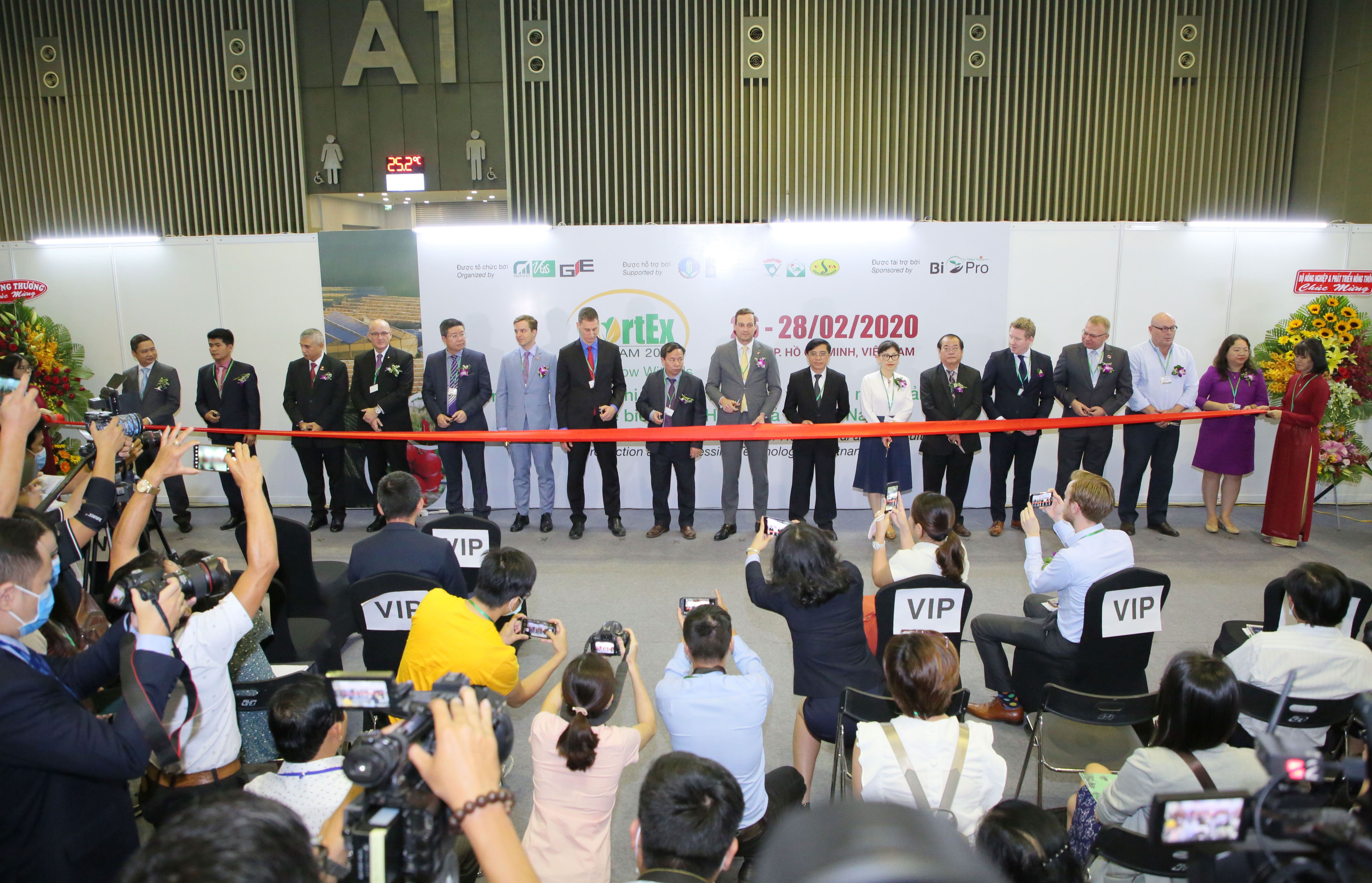 Cắt băng khai mạc HortEx Vietnam 2020.