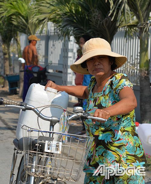 Bằng mọi “phương tiện” người dân tranh thủ chở ít nước ngọt về sử dụng.