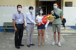 Trao chứng nhận hết thời gian cách ly cho 2 du khách Pháp tại Cái Bè