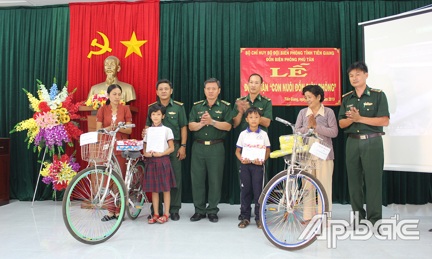 Đồn Biên phòng Phú Tân nhận 2 em học sinh làm con nuôi của đơn vị.