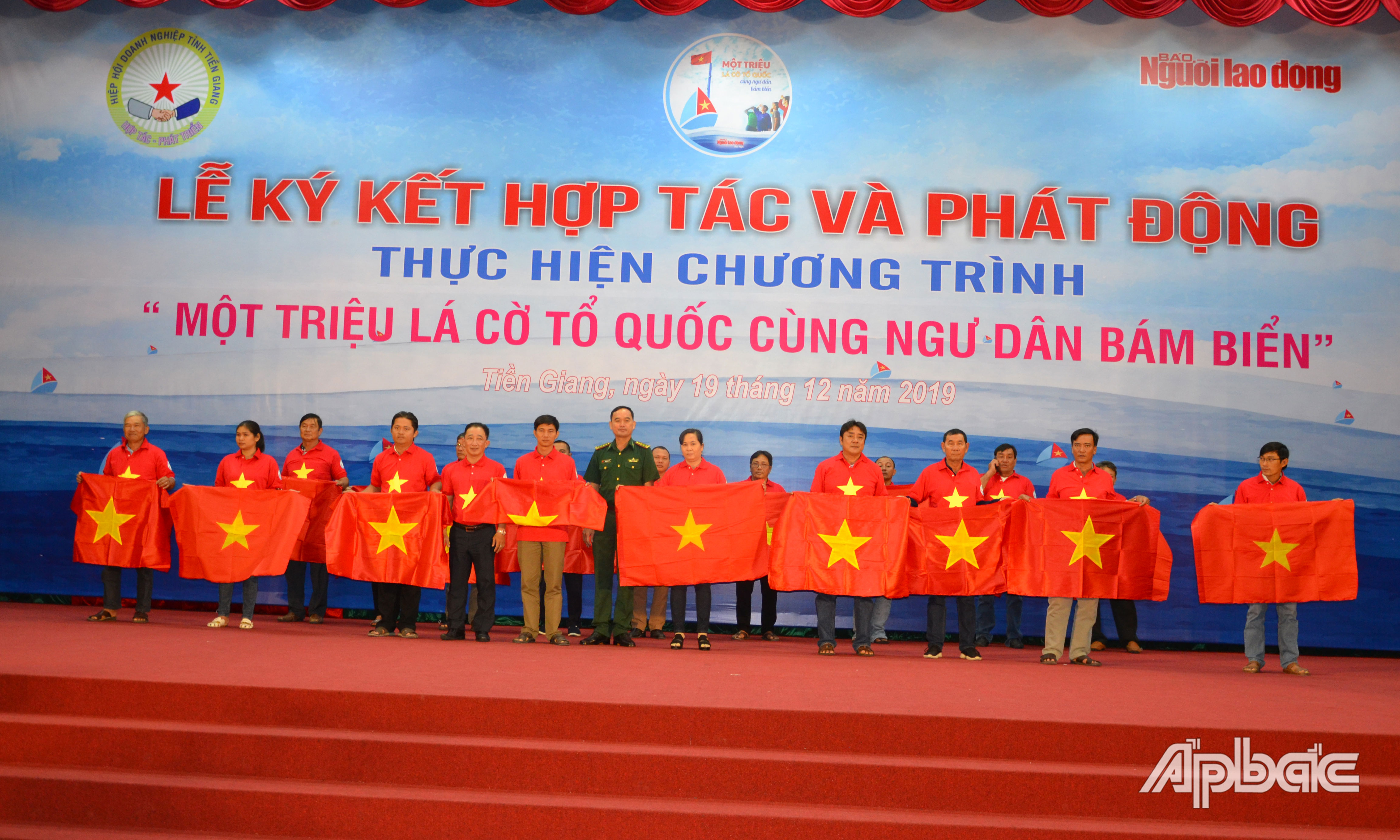 Trao cờ Tổ quốc cho các ngư dân Tiền Giang vào tháng 12-2019.