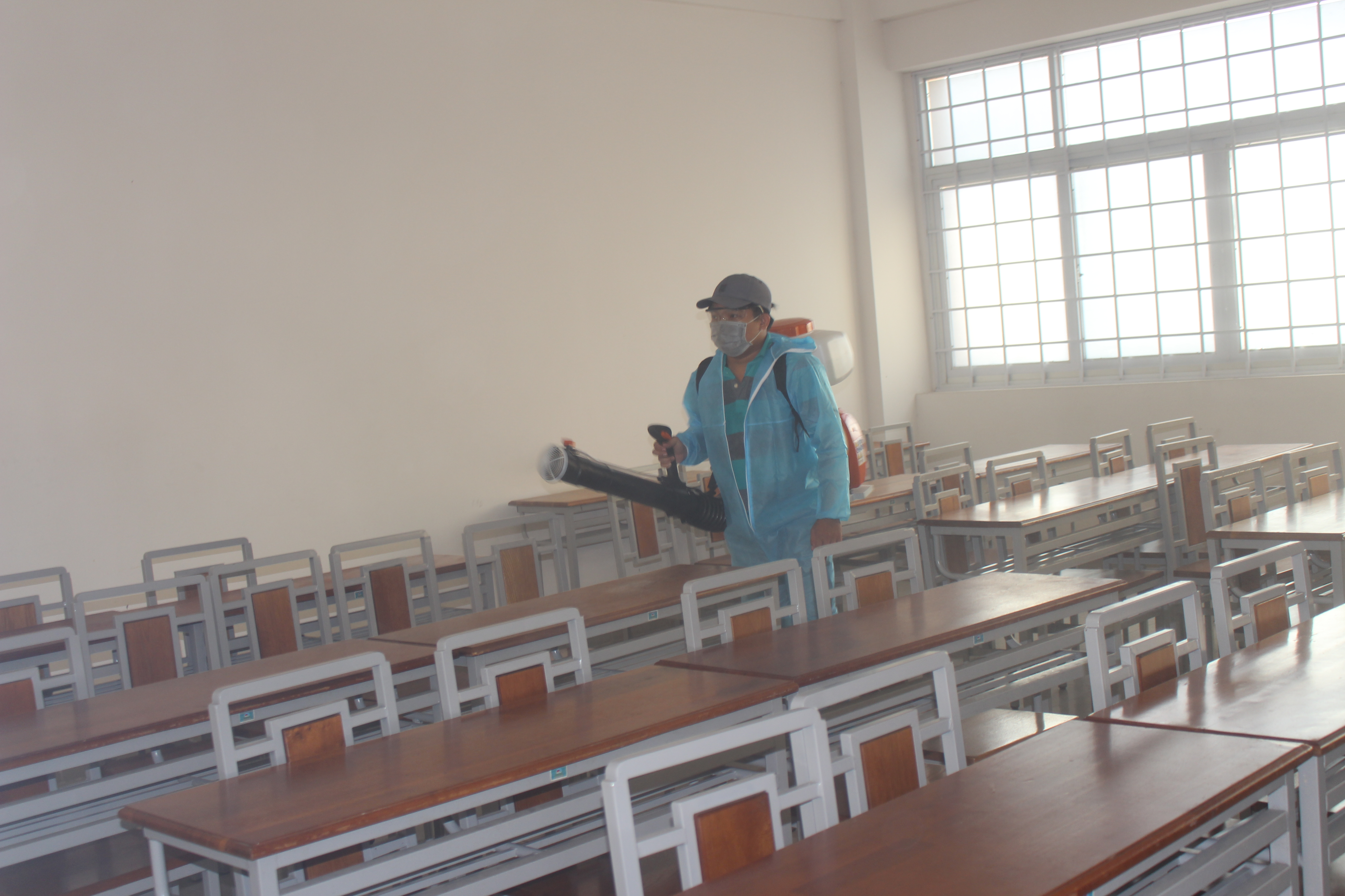 Phun thuốc tiêu độc, khử trùng tại Trường Đại học Tiền Giang. 