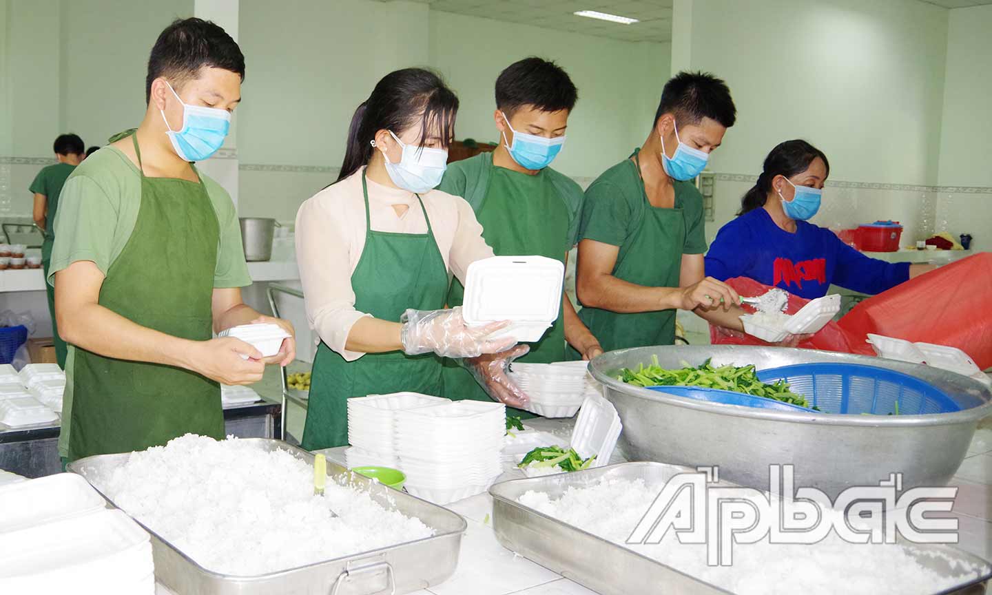 Chia cơm vào từng hộp riêng cho công dân được cách ly.