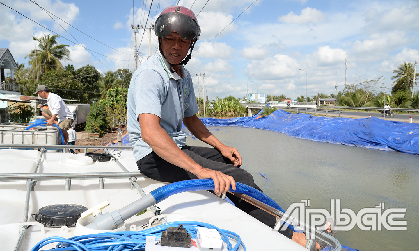 Người dân xã Phú Phong đến lấy nước ngọt.