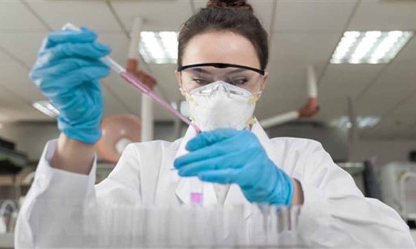 Nhà nghiên cứu điều chế vaccine ngừa virus SARS-CoV-2 tại phòng thí nghiệm của Trung tâm phòng chống dịch bệnh Mỹ. (Nguồn: Medical News Today/TTXVN)