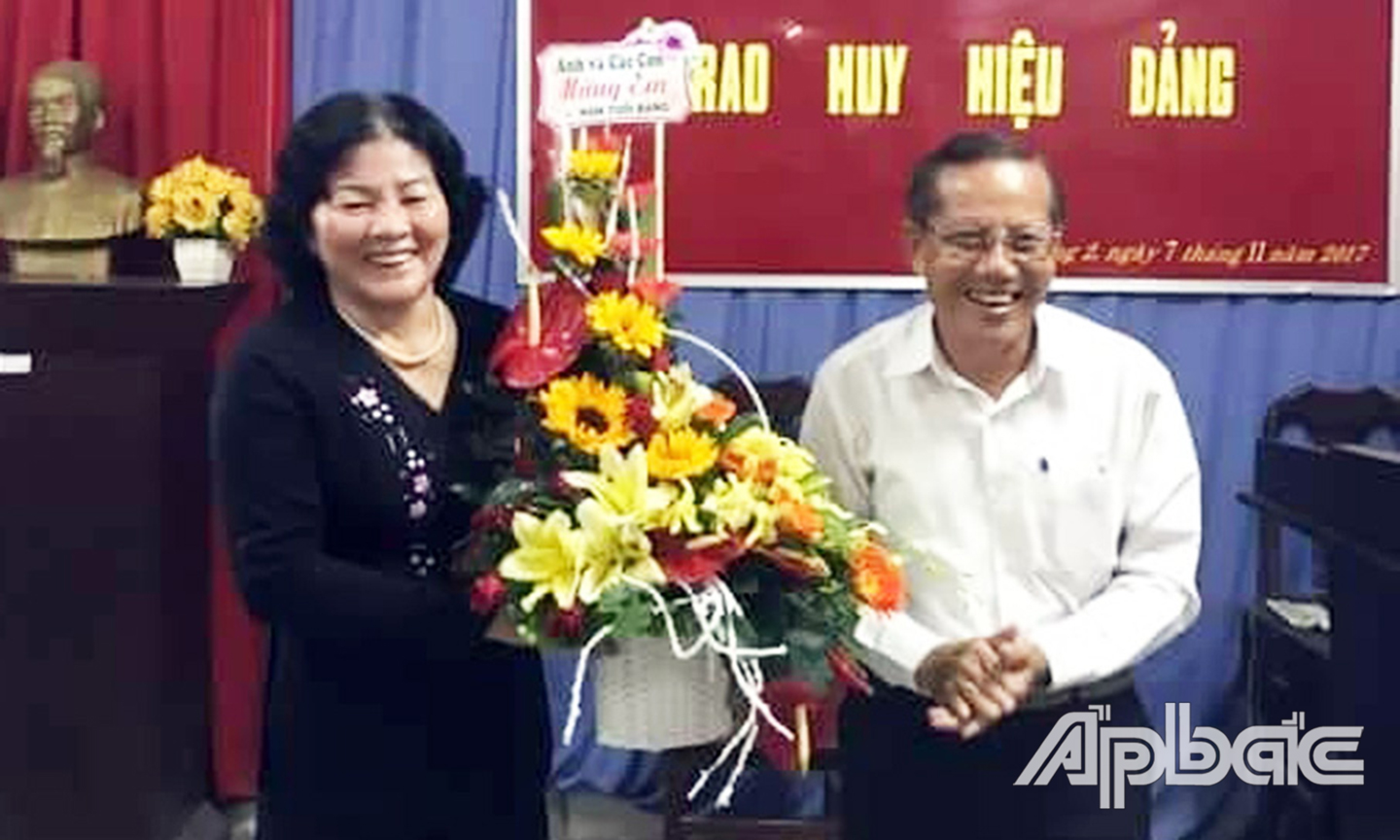 Cô Tư Hồng và đồng chí Đỗ Quang Hưng trong một buổi lễ trao Huy hiệu Đảng.