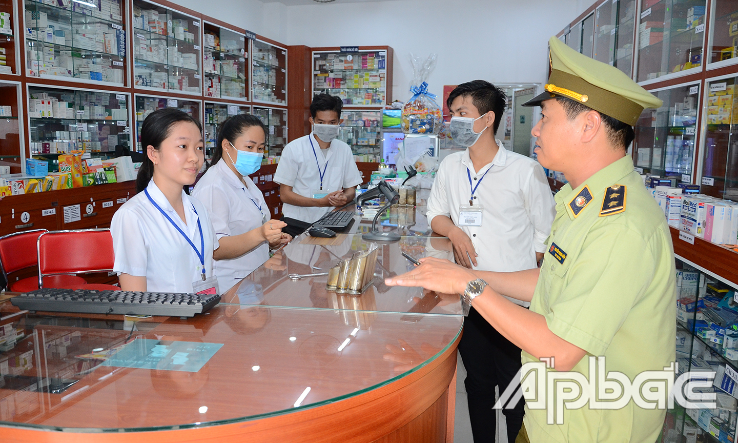 Ngành chức năng kiểm tra tình hình bán KTYT tại nhà thuốc.