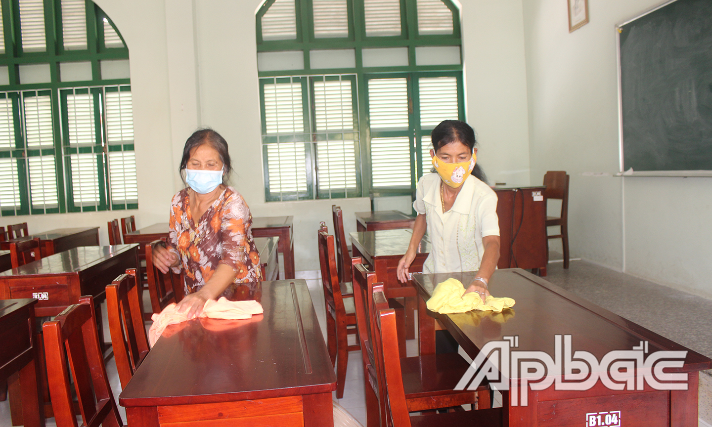 Trong thời điểm nghỉ học hiện nay, các trường  đang tích cực, chủ động  vệ sinh trường lớp. 