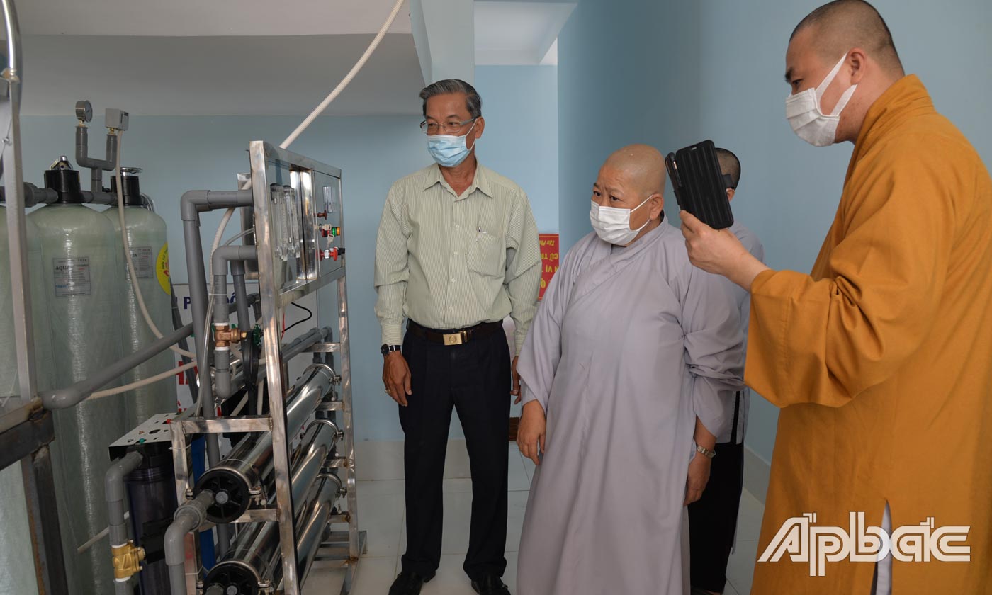 Trao tặng máy lọc nước cho huyện T6an Phú Đông.