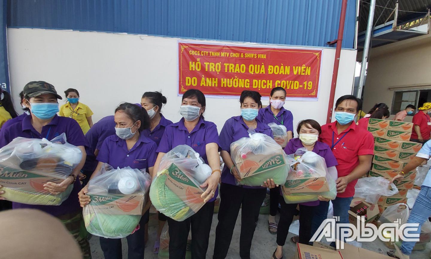 Công nhân Công ty TNHH MTV Choi & Shin’s Vina  nhận quà hỗ trợ từ Công đoàn (ảnh chụp giữa tháng 3-2020).                                                                                                                                                                   Ảnh: LÝ OANH