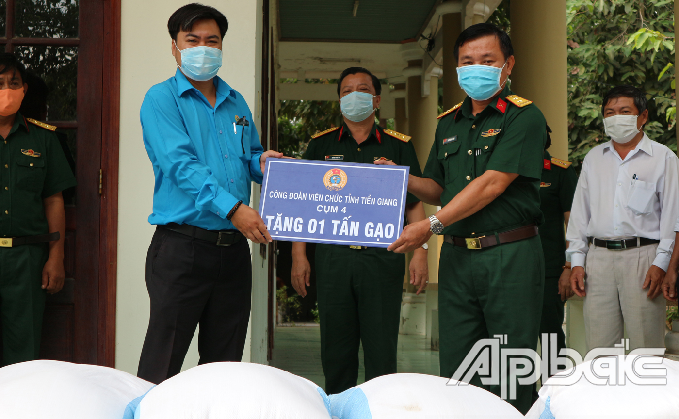 Đồng chí Đặng Văn Chiến Chủ tịch Công đoàn Viên chức trao tặng 1 tấn gạo cho Trung đoàn 924
