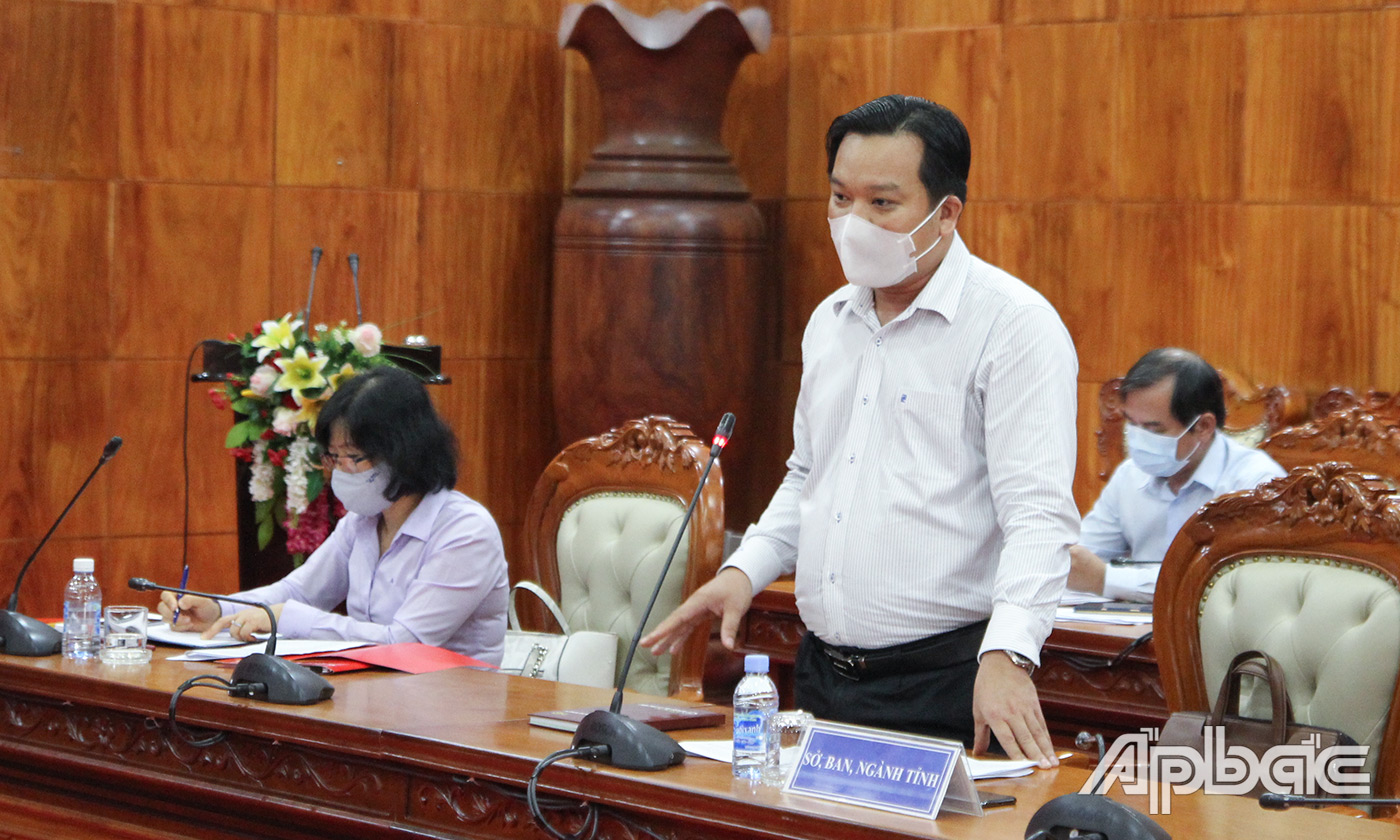 Lãnh đạo Ban Quản lý các khu công nghiệp tỉnh phát biểu ý kiến.