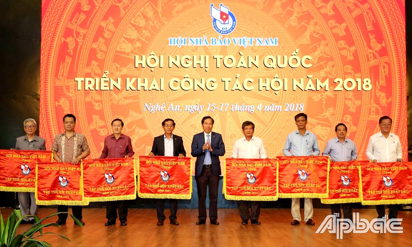 Chủ tịch Hội Nhà báo tỉnh Tiền Giang Nguyễn Văn Phước Cường (bìa phải) nhận Cờ thi đua tập thể Hội xuất sắc tại Hội nghị  Báo chí toàn quốc năm 2018.