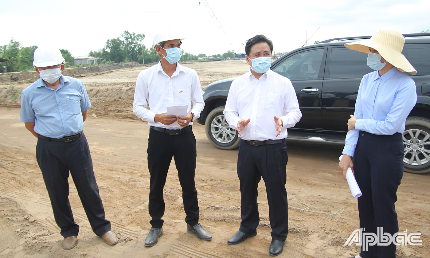 Đồng chí Trần Văn Dũng chỉ đạo tại buổi kiểm tra.