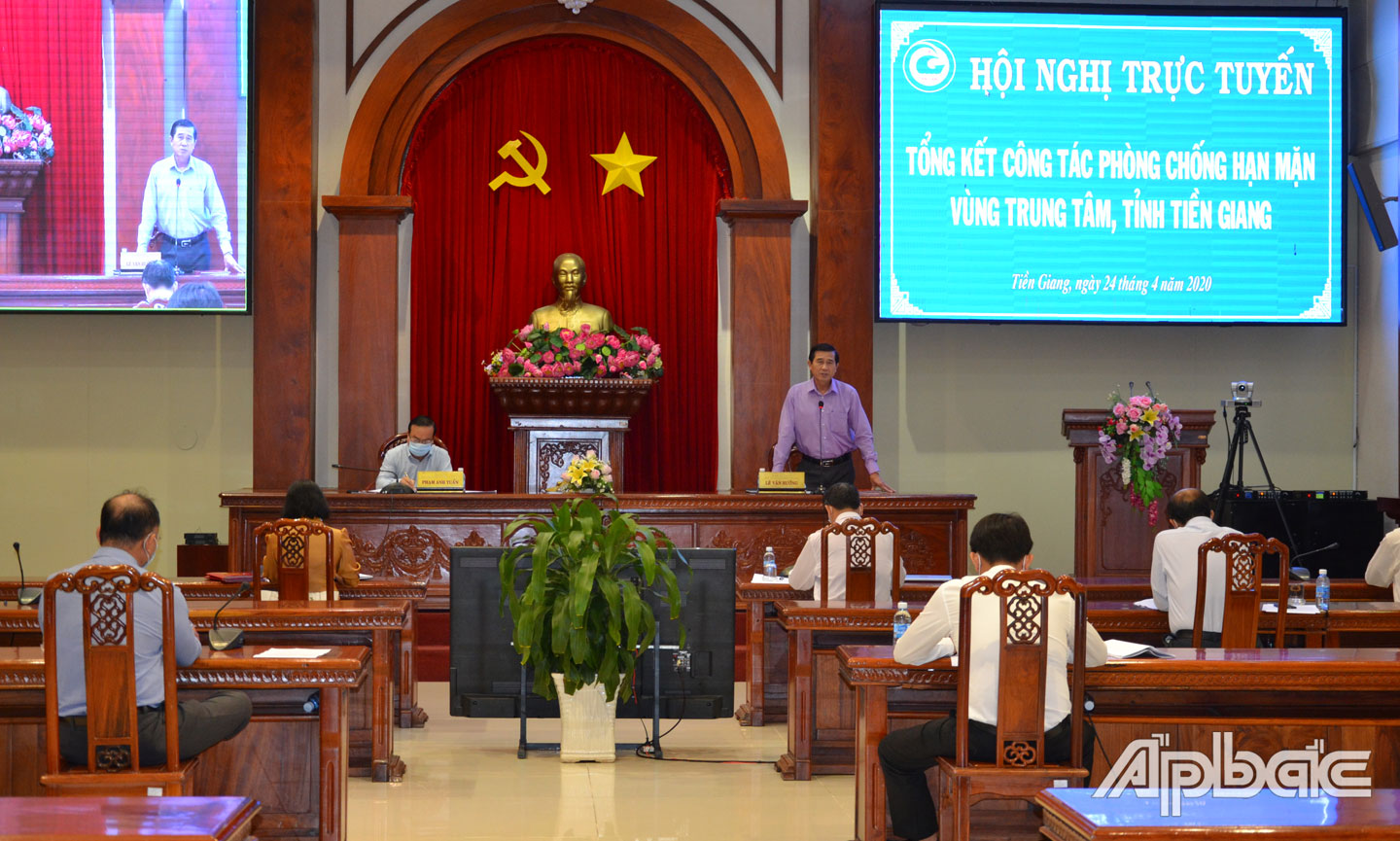 Chủ tịch UBND tỉnh Lê Văn Hưởng phát biểu tại hội nghị.