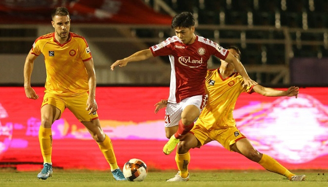 Vietnamese football fans are eagerly waiting for the resumption of domestic tournaments. (Photo: VPF)