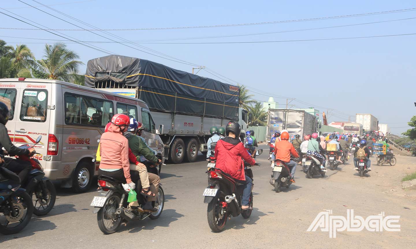 Xe máy di chuyển chen chút khi qua cầu Sao.