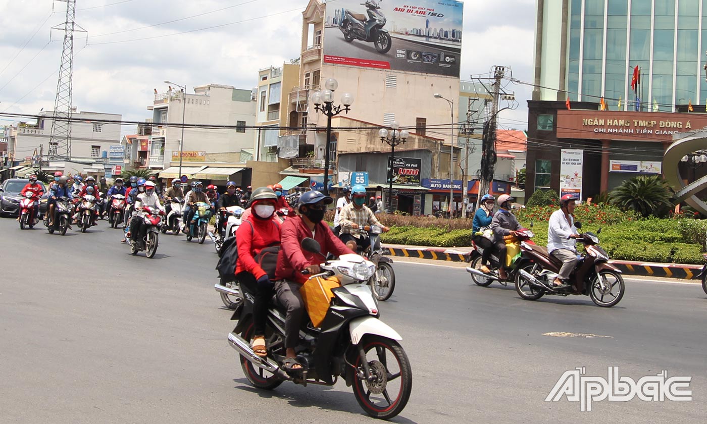 Phương tiện di chuyển bình thường khi qua cầu Rạch Miễu, ngã ba Trung Lương.