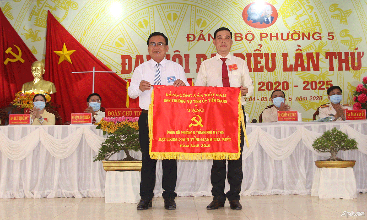 Ban Thường vụ Tỉnh uỷ Tiền Giang trao tặng Bức trướng “Đảng bộ Phường 5, 