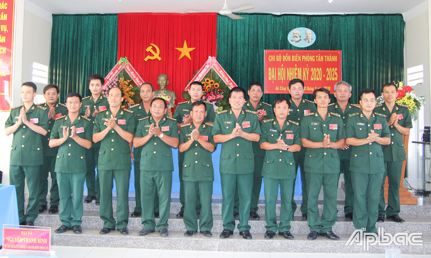 Đoàn đại biểu dự Đại hội Đại biểu Đảng bộ BĐBP tỉnh lần thứ XIII, nhiệm kỳ 2020 - 2025 ra mắt Đại hội.