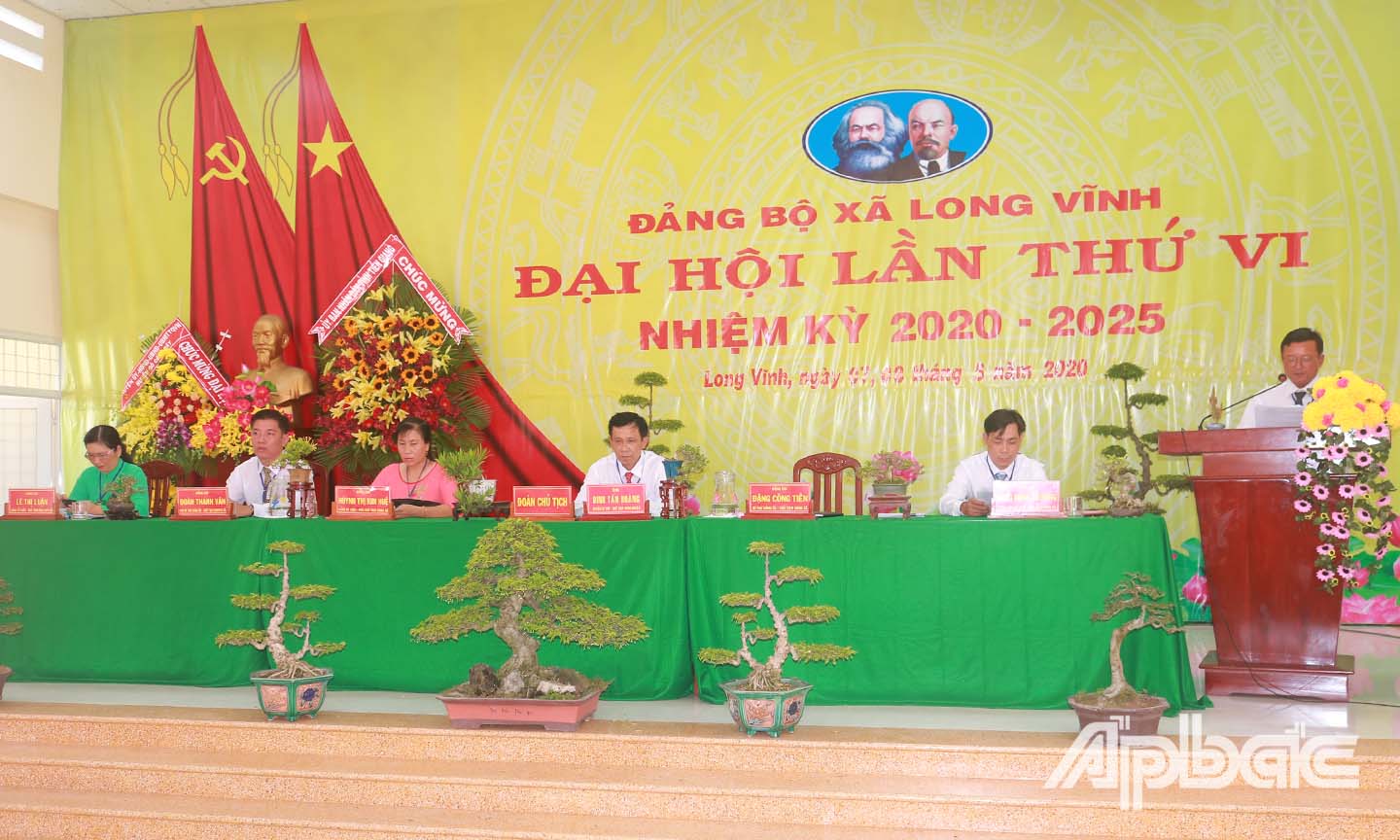 Đoàn Chủ tịch làm việc tại Đại hội.