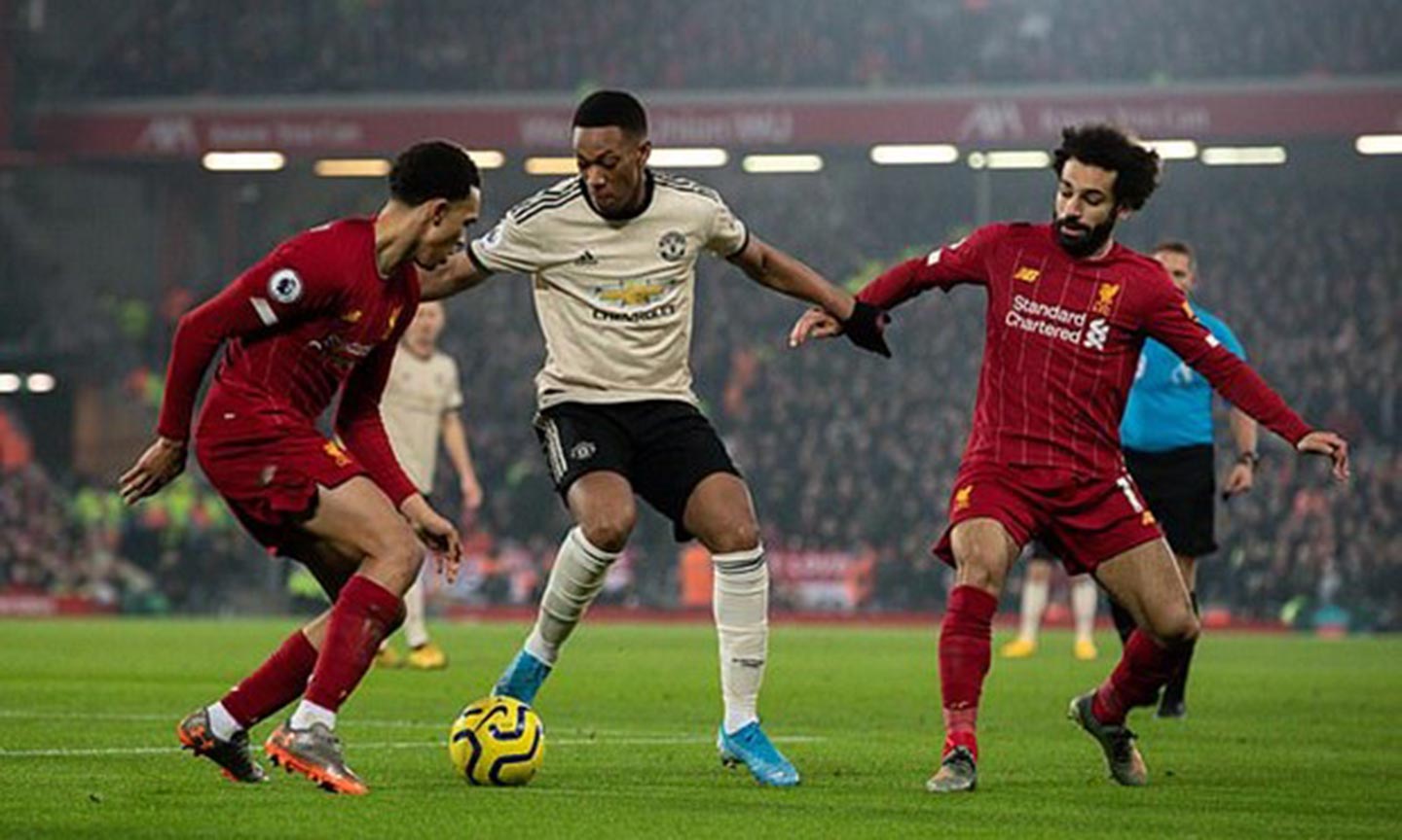 Premier League sắp trở lại với người hâm mộ?