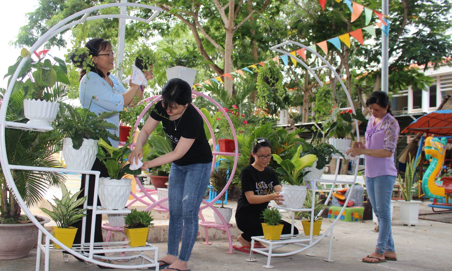 Chăm sóc lại cây cảnh khuôn viên trường. 