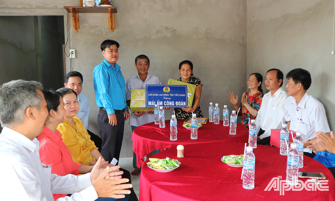 Chủ tịch Công đoàn Viên chức Tiền Giang trao bảng tượng trưng 