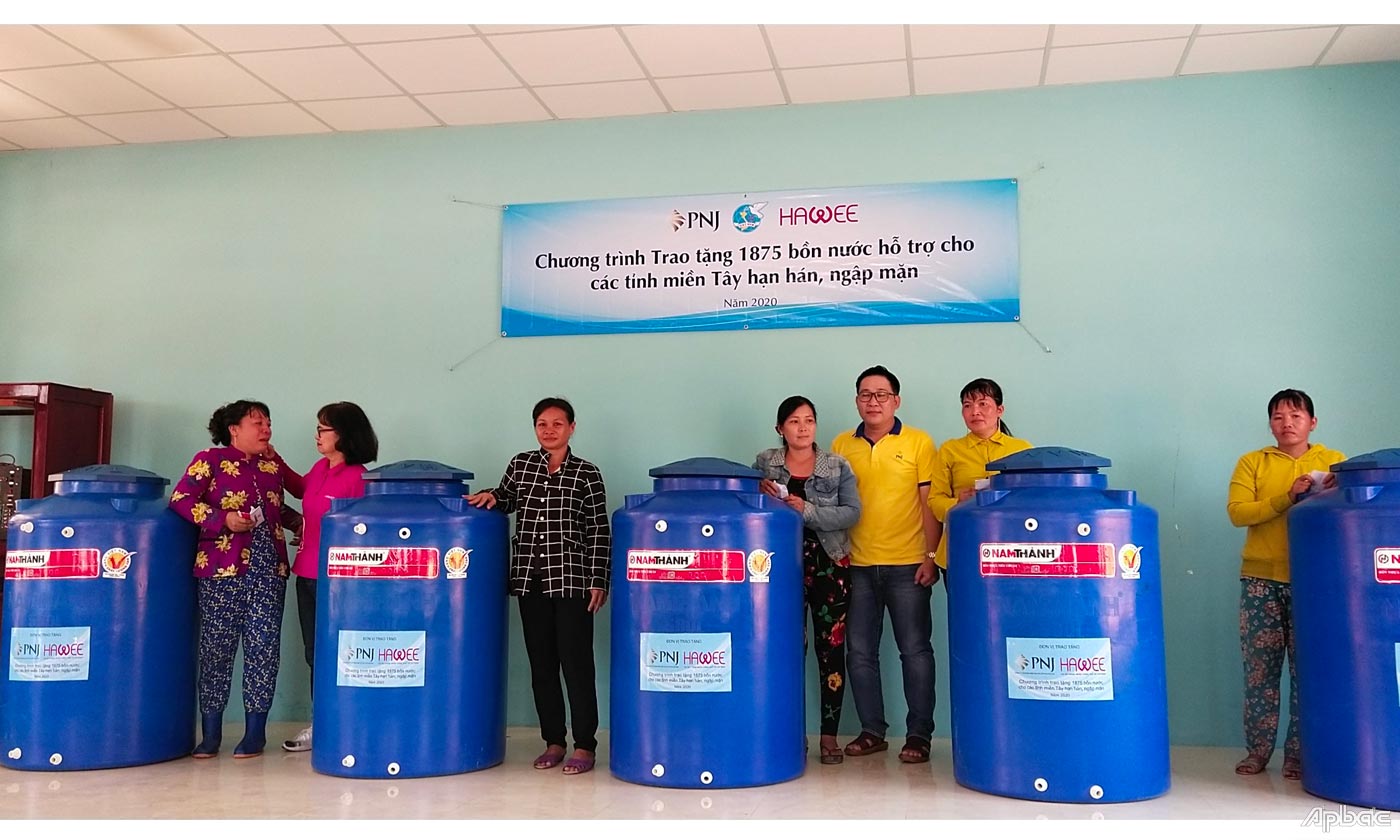 Trao tặng 50 bồn chứa nước cho các hội viên phụ nữ có hoàn cảnh khó khăn của xã Phú Đông, huyện Tân Phú Đông .