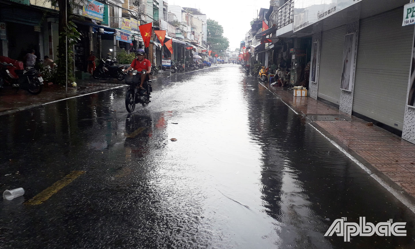 Mưa lớn làm một đoạn đường Lê Đại Hành (phường 1, TP. Mỹ Tho) bị ngập.