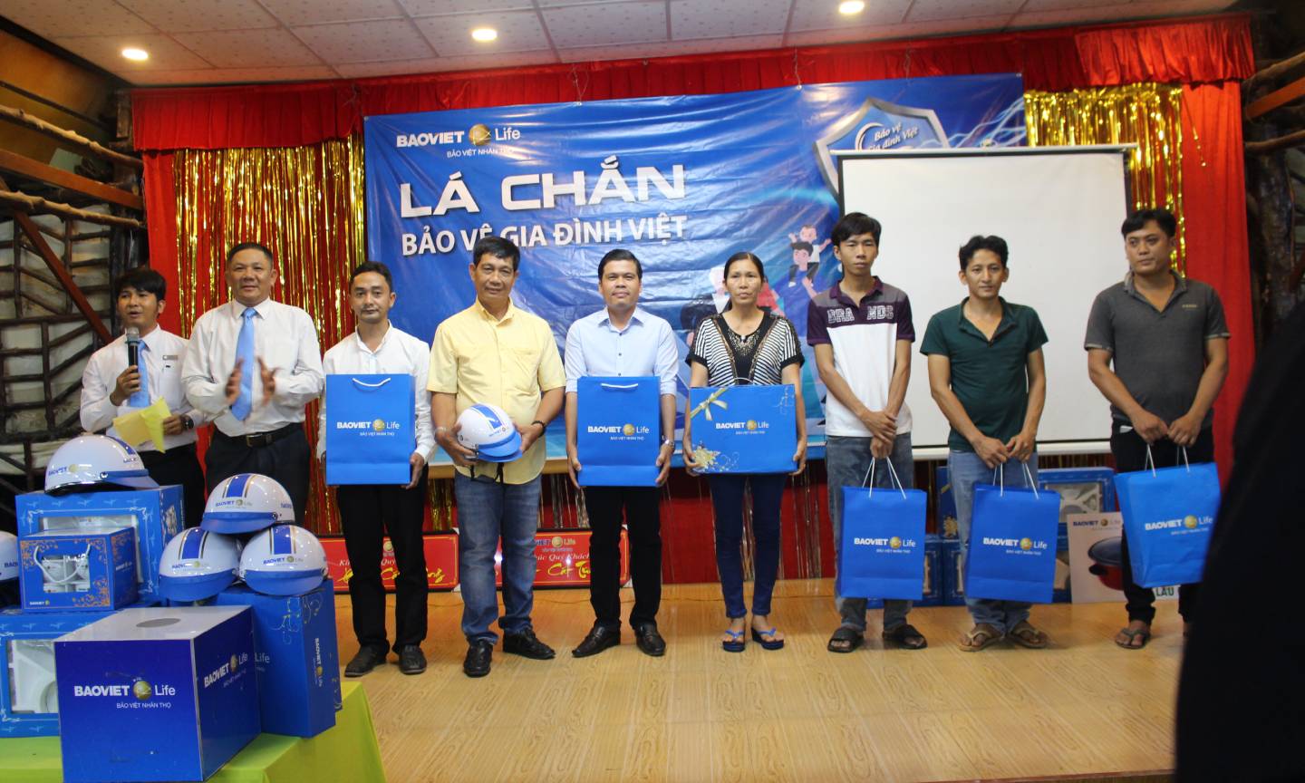 Tặng quà cho khách hàng may mắn. 