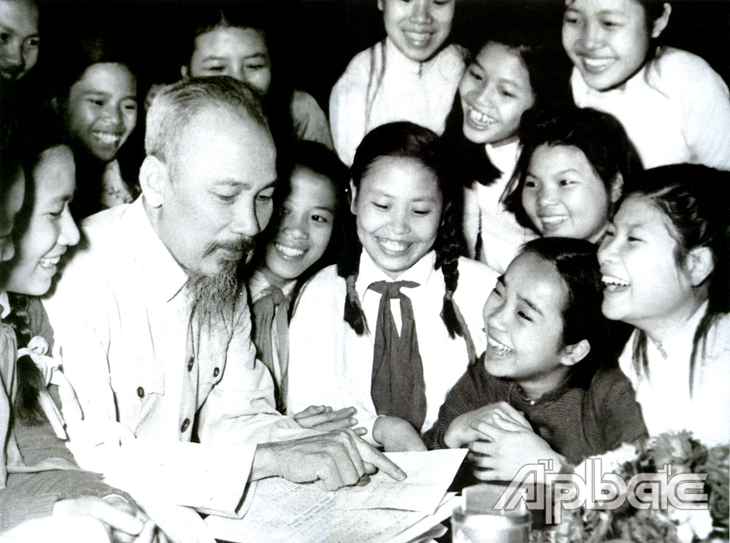 Đại biểu học sinh Trường Trung học Trưng Vương, Hà Nội chúc mừng sinh nhật Bác Hồ năm 1956.                                                                                                                                                                                                                         Ảnh: TƯ LIỆU