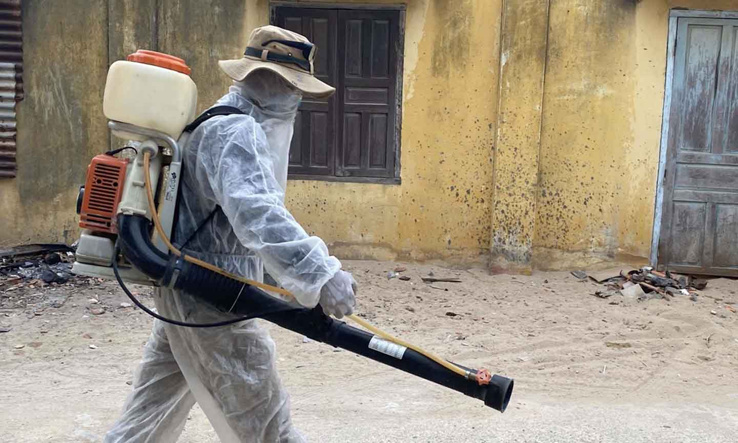 Phun thuốc khử trùng phòng bệnh COVID-19. (Ảnh: TTXVN/Vietnam+)