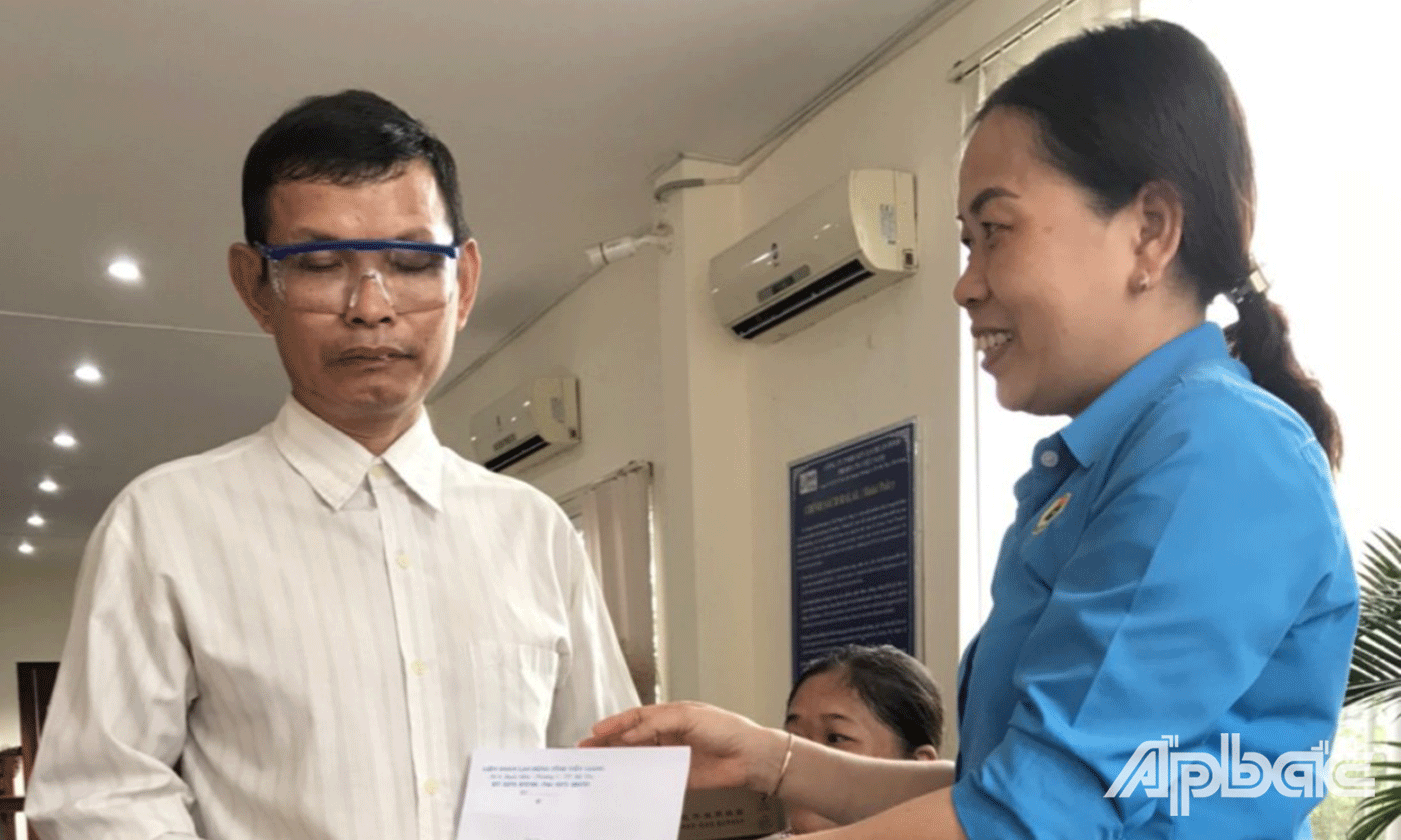 Chủ tịch LĐLĐ TP. Mỹ Tho, tỉnh Tiền Giang trao quà cho công nhân bị tai nạn lao động có hoàn cảnh khó khăn