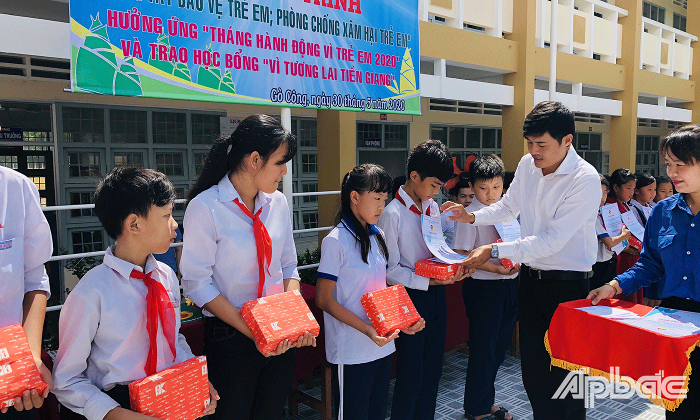 Học sinh có hoàn cảnh khó khăn nhận học bổng tại buổi lễ