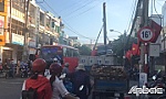 TP. Mỹ Tho: Xe trung chuyển Duy Quý tông sập một phần dải phân cách