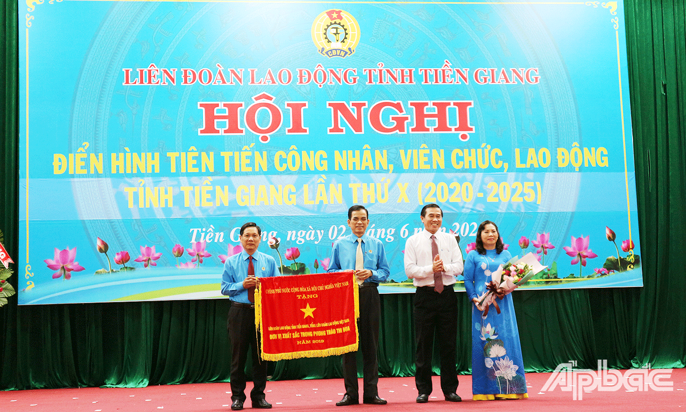 LĐLĐ tỉnh vinh dự được Chính phủ tặng Cờ Thi đua xuất sắc