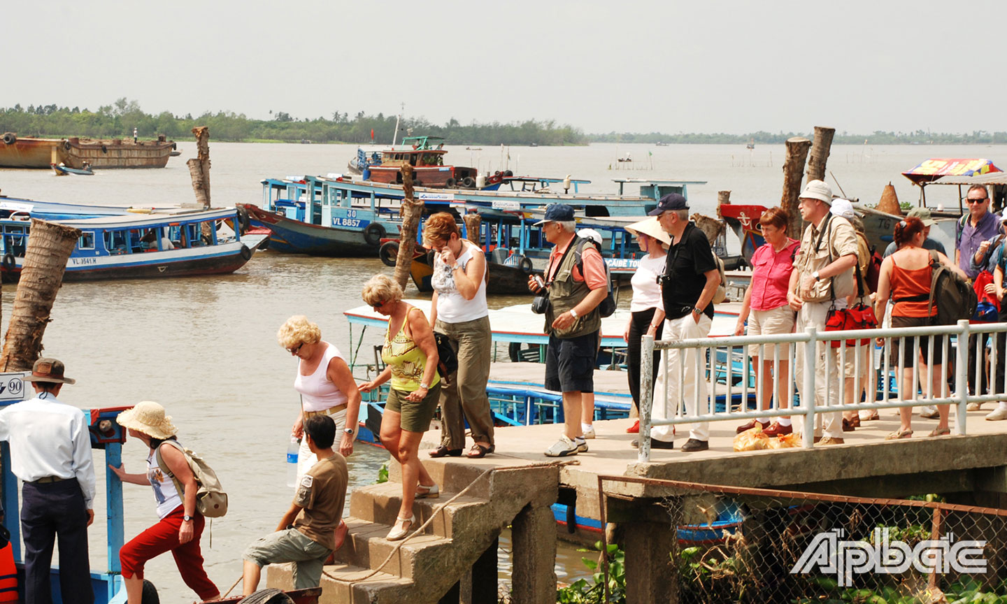khách quốc tế đi tour du lịch sông nước Cái Bè. 						                          							    Ảnh: VÕ NGUYÊN PHÚ